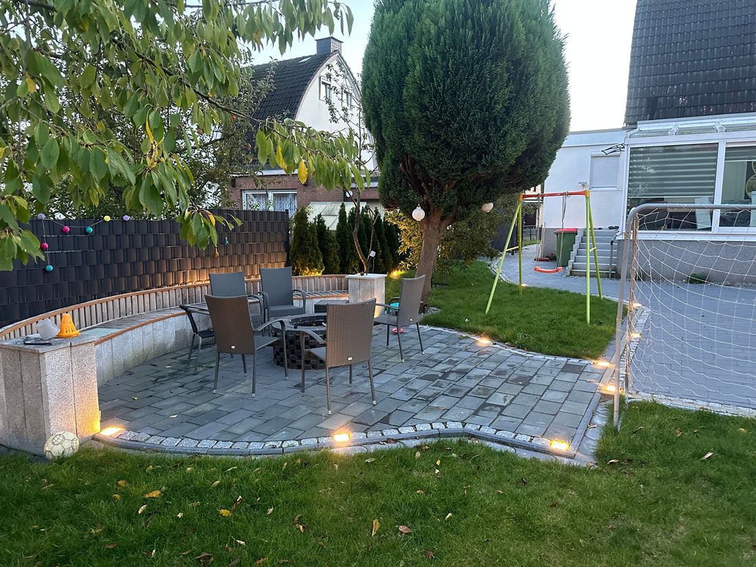 Terrasse mit eingelassenen Bodenleuchten in der Dämmerung