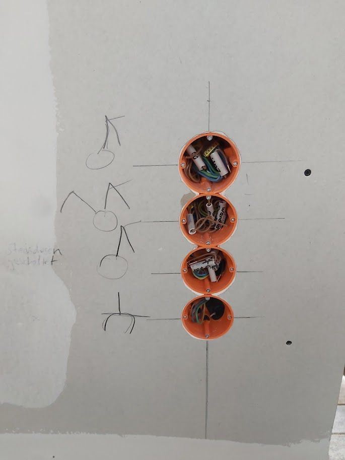 Sauber gesetzte Unterputzdosen mit angezeichneten Leitungswegen